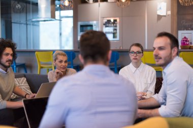 Modern ofis binasında Girişim İş Takımı Toplantısı