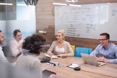 Modern ofis binasında Girişim İş Takımı Toplantısı