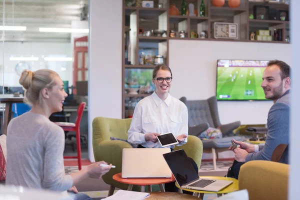 Startup Business Team Em uma reunião no prédio de escritórios moderno — Fotografia de Stock