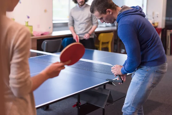 Startup equipo de negocios jugando ping pong tenis —  Fotos de Stock