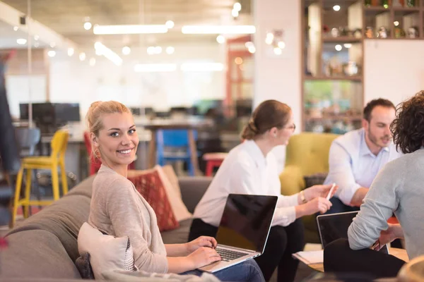 Startup Business Team en una reunión en un moderno edificio de oficinas — Foto de Stock