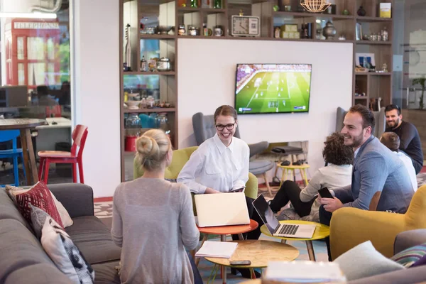 Startup-Business-Team bei einem Treffen in einem modernen Bürogebäude — Stockfoto