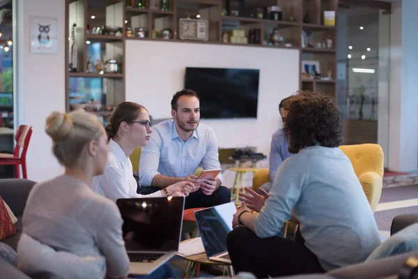 Startup Business Team Em uma reunião no prédio de escritórios moderno — Fotografia de Stock