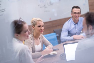 Modern ofis binasında Girişim İş Takımı Toplantısı