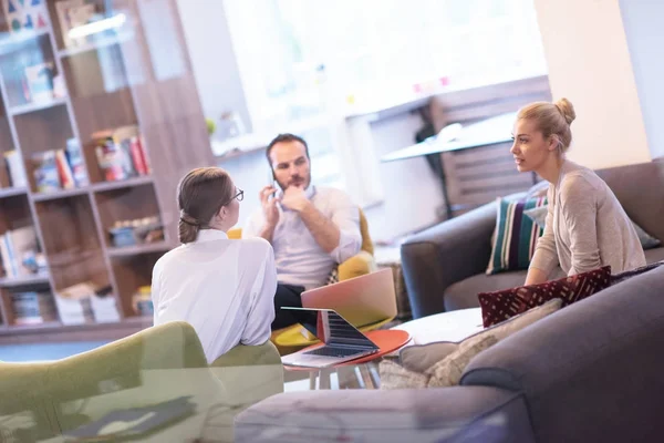 Startup Business Team op een bijeenkomst in een modern kantoorgebouw — Stockfoto