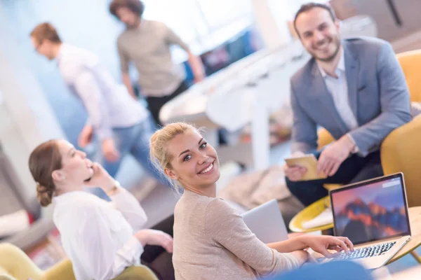 Startup Business Team en una reunión en un moderno edificio de oficinas — Foto de Stock