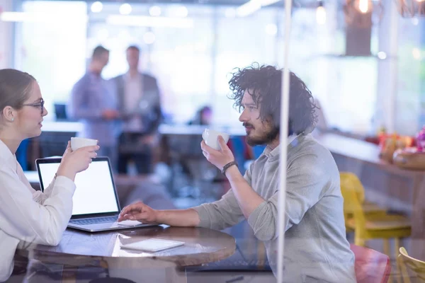 Startup Business team Travailler avec un ordinateur portable dans un bureau créatif — Photo