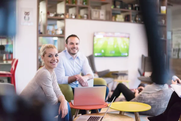 L'équipe de démarrage d'entreprise à une réunion dans un immeuble de bureaux moderne — Photo