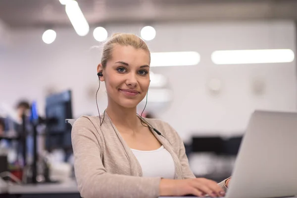 Donna d'affari che utilizza un computer portatile nell'ufficio startup — Foto Stock