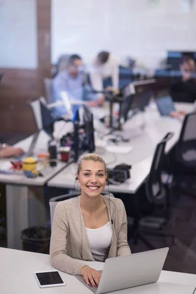 Donna d'affari che utilizza un computer portatile nell'ufficio startup — Foto Stock