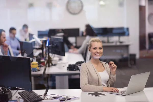 Donna d'affari che utilizza un computer portatile nell'ufficio startup — Foto Stock