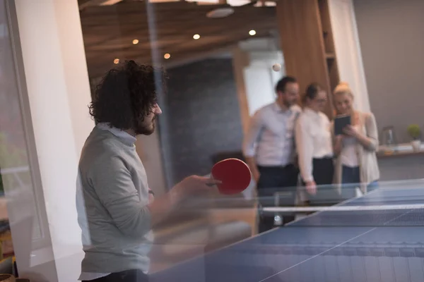 Startup equipo de negocios jugando ping pong tenis —  Fotos de Stock