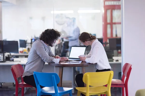 Startup Business team Travailler avec un ordinateur portable dans un bureau créatif — Photo