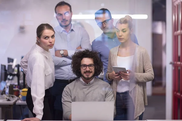 Portret van succesvolle zakenmensen — Stockfoto