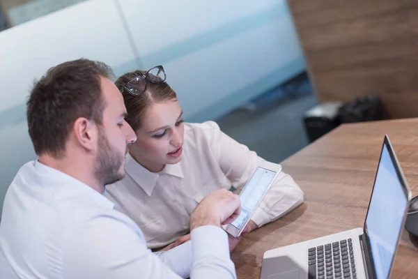 Geschäftsleute arbeiten mit Tablet im Startup-Büro — Stockfoto