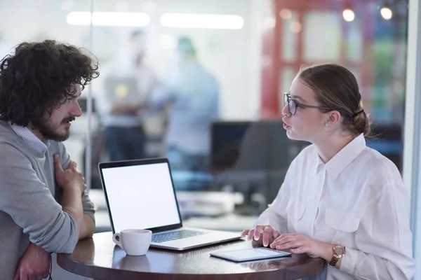 Start verksamhet team arbetar med laptop i kreativa kontor — Stockfoto