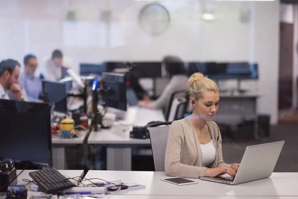 Empresária usando um laptop no escritório de inicialização — Fotografia de Stock