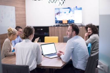 Modern ofis binasında Girişim İş Takımı Toplantısı
