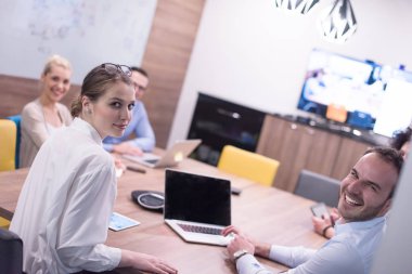 Modern ofis binasında Girişim İş Takımı Toplantısı