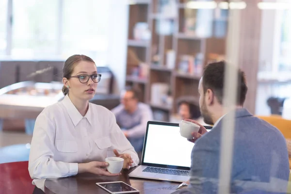 Start-up-Business-Team arbeitet mit Laptop im kreativen Büro — Stockfoto