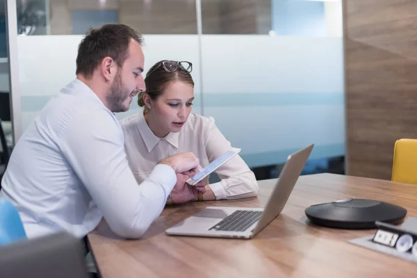 Business mensen werken met Tablet in opstarten kantoor — Stockfoto