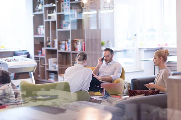 Startup Business Team Em uma reunião no prédio de escritórios moderno — Fotografia de Stock