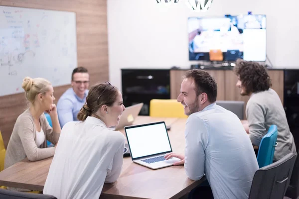 Startup-Business-Team bei einem Treffen in einem modernen Bürogebäude — Stockfoto