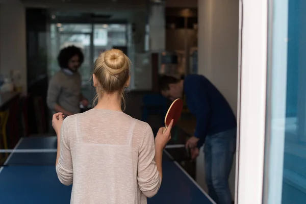 Startup equipo de negocios jugando ping pong tenis —  Fotos de Stock