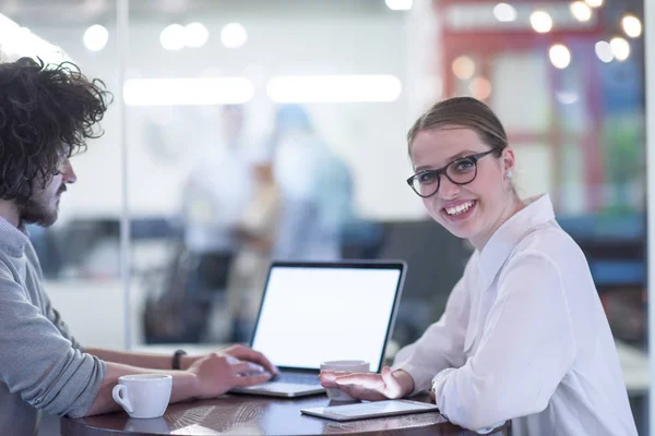 Start-up-Business-Team arbeitet mit Laptop im kreativen Büro — Stockfoto