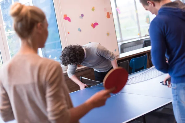 Startup equipe de negócios jogando ping pong tênis — Fotografia de Stock