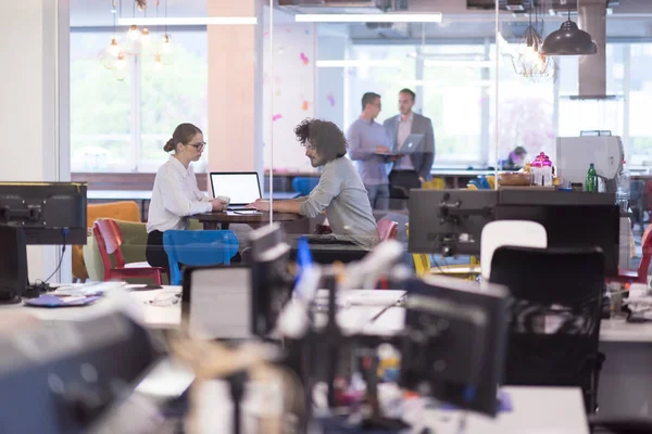 Startup Equipo de negocios Trabajando con laptop en oficina creativa — Foto de Stock