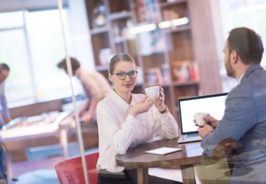 yaratıcı Office Başlangıç iş takım çalışma ile dizüstü