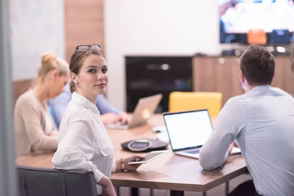 Startup Business Team en una reunión en un moderno edificio de oficinas —  Fotos de Stock
