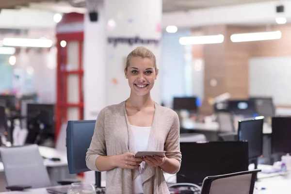 Zakelijke vrouw met behulp van digitale Tablet voor opstarten Office — Stockfoto