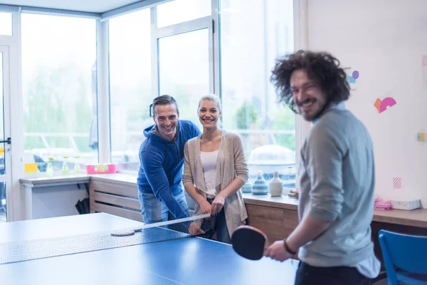 Başlangıç iş takım ping pong tenis oynamaya — Stok fotoğraf