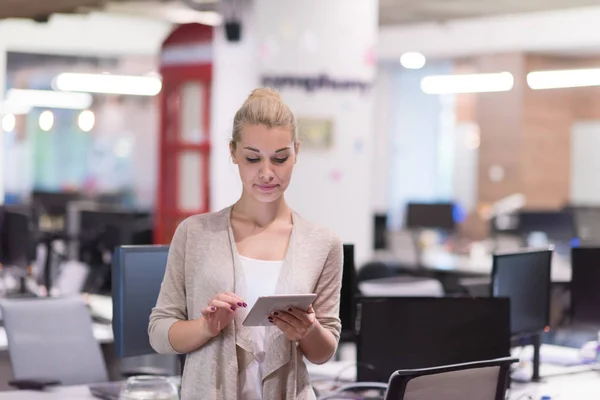 Biznes kobieta za pomocą cyfrowego tabletu przed uruchamiania pakietu Office — Zdjęcie stockowe