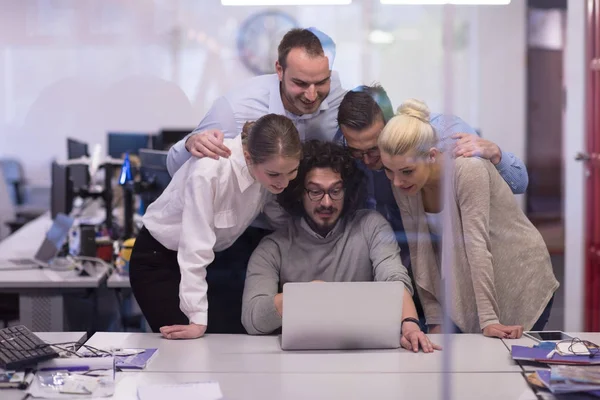 Portret Van Succesvolle Zakenmensen Ondernemer Bij Drukke Startup Office — Stockfoto