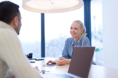 Bir grup genç iş adamı modern ofis binasında iş planlarını tartışıyor. Toplantıda Girişim Ekibi 