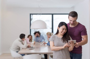 Bir grup genç iş adamı modern ofis binasında iş planlarını tartışıyor. Toplantıda Girişim Ekibi 