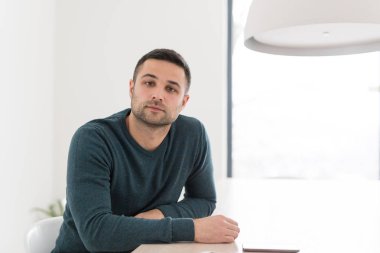 Genç sıradan iş adamı akıllı telefon kullanıyor.