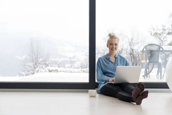 Frau benutzt Laptop — Stockfoto