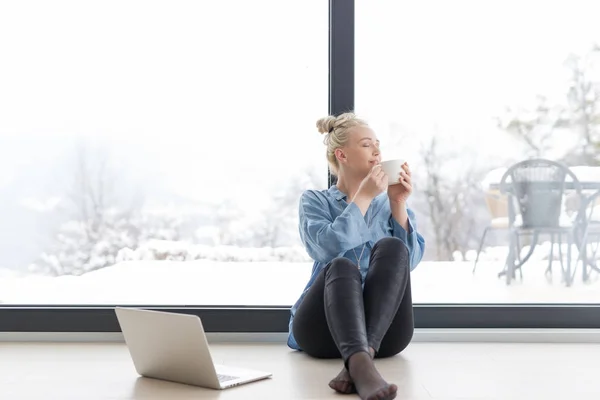 Mujer usando portátil —  Fotos de Stock