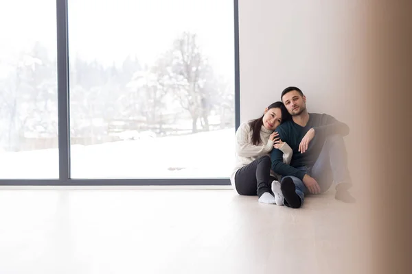 Couple multiethnique assis sur le sol près de la fenêtre à la maison — Photo