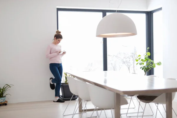 Jonge vrouw met behulp van tablet pc op de verdieping — Stockfoto