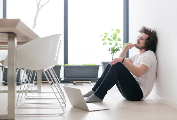 Hombre disfrutando relajante estilo de vida — Foto de Stock