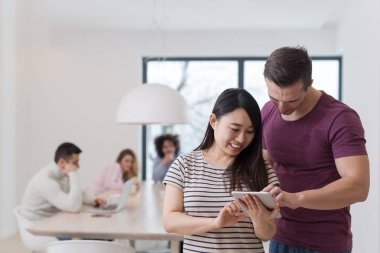 Bir grup genç iş adamı modern ofis binasında iş planlarını tartışıyor. Toplantıda Girişim Ekibi 