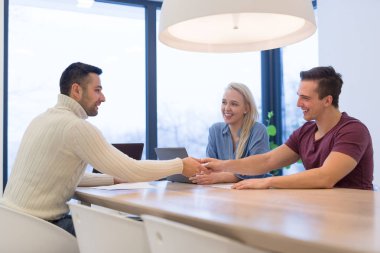 Bir grup genç iş adamı modern ofis binasında iş planlarını tartışıyor. Toplantıda Girişim Ekibi 