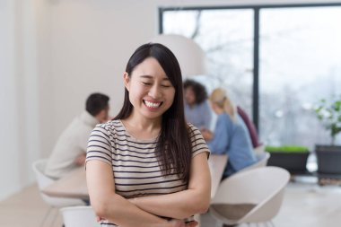 Bir grup genç iş adamı modern ofis binasında iş planlarını tartışıyor. Toplantıda Girişim Ekibi 