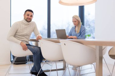 Bir grup genç iş adamı modern ofis binasında iş planlarını tartışıyor. Toplantıda Girişim Ekibi 