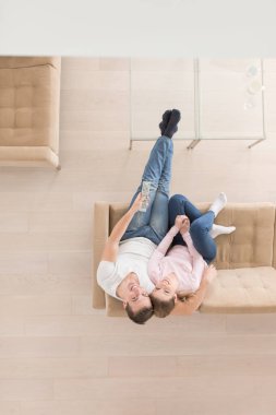 Üstten Görünüm televizyon izlerken koltukta genç Çift